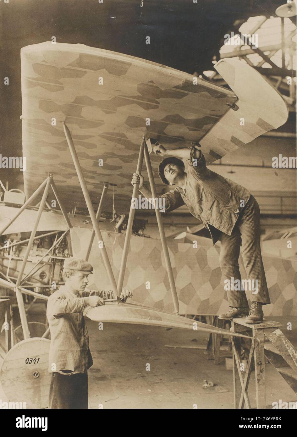 Meccanici e un aereo da caccia Fokker D VII con schema mimetico, meccanici di aeromobili al lavoro, fotografia, anonimo, Germania, 1918, carta baryta, stampa gelatina argento, altezza, 408 mm x larghezza, 300 mm Foto Stock