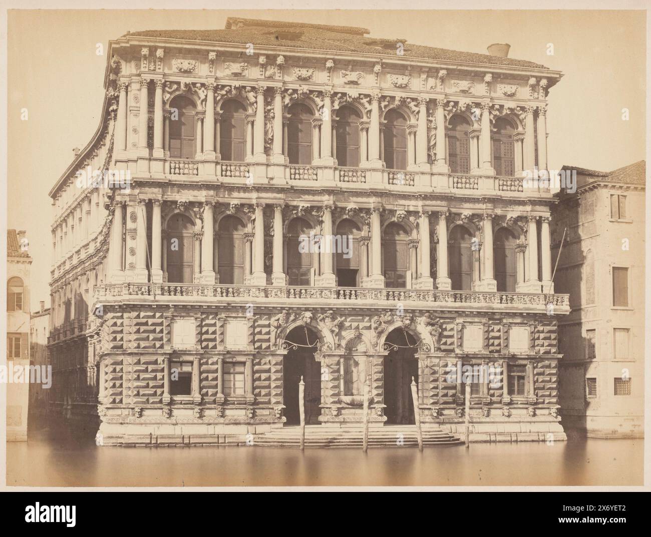 Facciata della Ca' Pesaro a Venezia, Italia, Palazzo Pesaro (titolo sull'oggetto), fotografia, Carlo Ponti, (menzionato sull'oggetto), Venezia, 1852 - 1893, cartone, stampa albume, altezza, 305 mm x larghezza, 440 mm Foto Stock