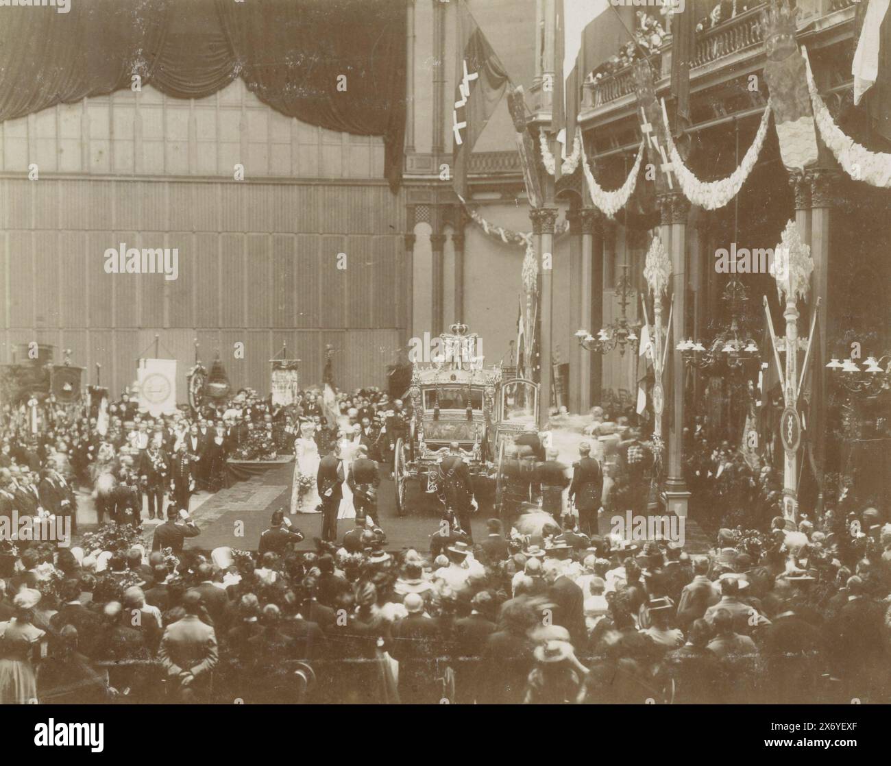 Messa in servizio della carrozza d'oro[onz], Photograph, Sigling & Lukera, (menzionata sull'oggetto), Sigling, Franciscus G. Lukera, Amsterdam, 1898 - 1901, supporto fotografico, stampa albumen, altezza, 228 mm x larghezza, 289 mm, altezza, 355 mm x larghezza, 415 mm Foto Stock