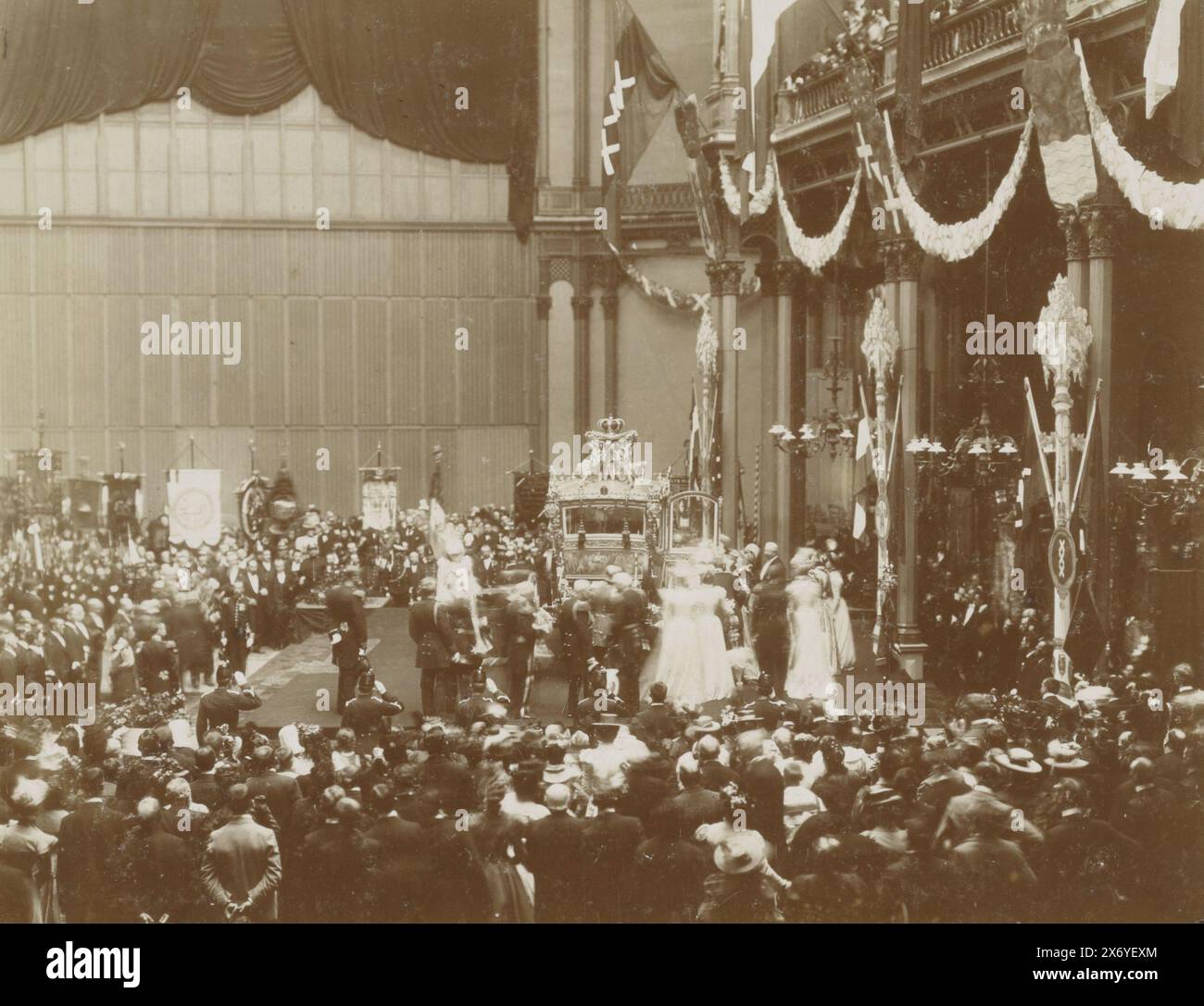 Commissionamento della carrozza d'oro[onz], fotografia, Sigling & Lukera, (attribuito a), Sigling, Franciscus G. Lukera, Amsterdam, 1898 - 1910, supporto fotografico, stampa albumen, altezza, 225 mm x larghezza, 288 mm, altezza, 352 mm x larghezza, 420 mm Foto Stock