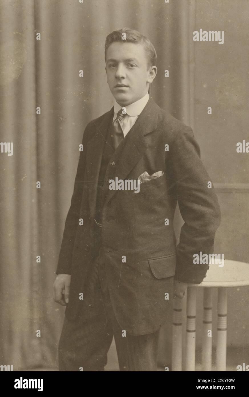 Ritratto in studio di un giovane uomo in piedi, Herman 19 anni (titolo sull'oggetto), fotografia, Atelier Prinses (Amsterdam), (menzionato sull'oggetto), Amsterdam, 1915, supporto fotografico, altezza, 145 mm x larghezza, 99 mm, altezza, 164 mm x larghezza, 103 mm Foto Stock