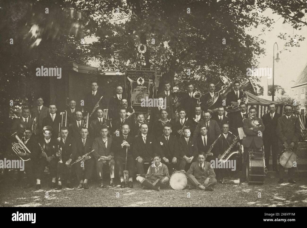 Ritratto di gruppo dell'associazione musicale "Arte e lotta" di Amsterdam, fotografia, anonimo, sconosciuto, 1925 - 1935, supporto fotografico, stampa in gelatina argento, altezza, 113 mm x larghezza, 165 mm Foto Stock