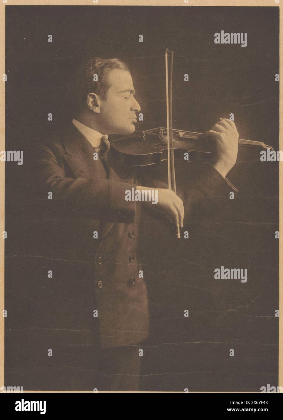Ritratto del violinista Bronislaw Huberman, stampa fotomeccanica, anonimo, 1910 - 1930, carta, altezza, 249 mm x larghezza, 177 mm, altezza, 373 mm x larghezza, 298 mm Foto Stock