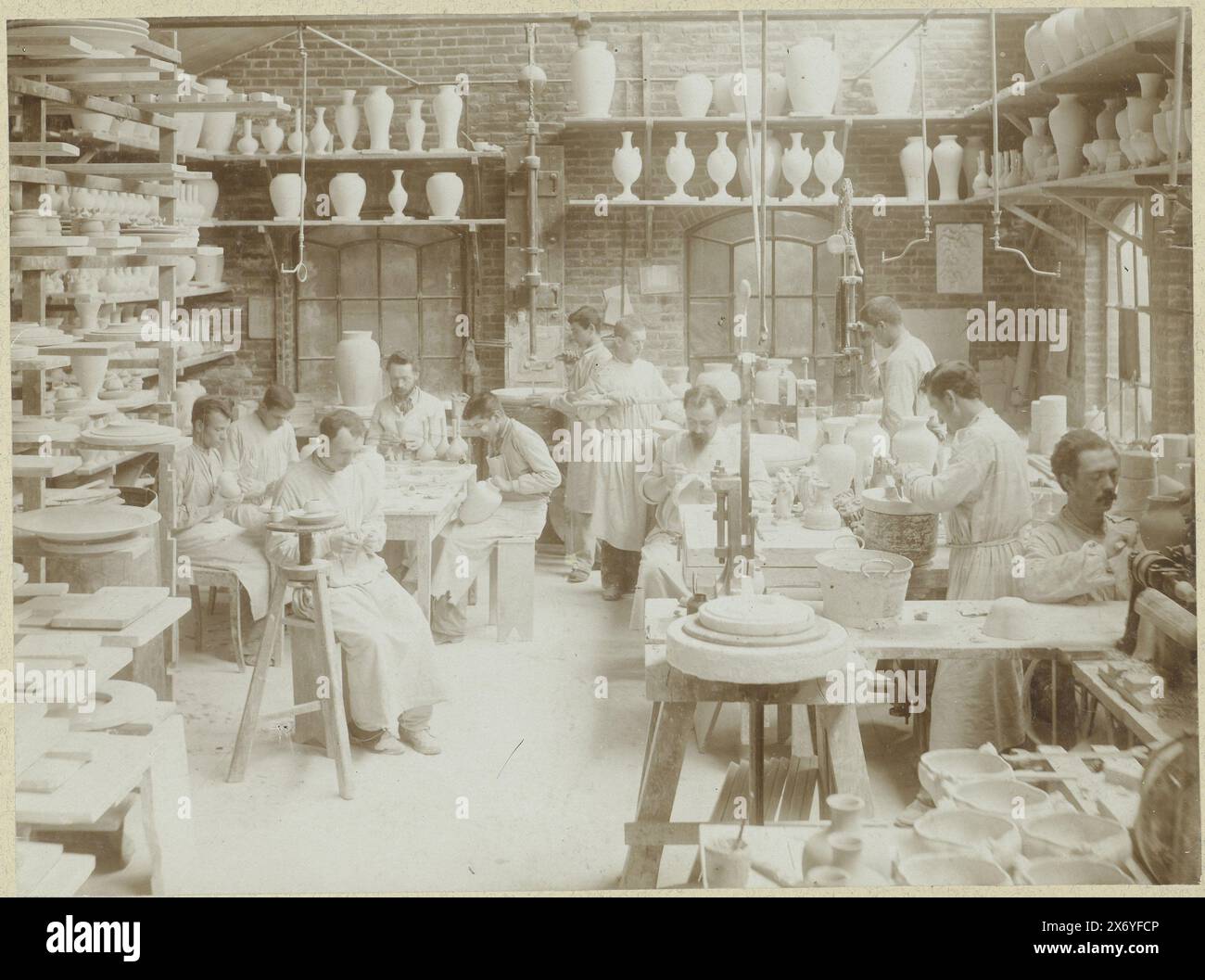 Gli uomini lavorano nel negozio di modellistica della fabbrica di porcellane di Rozenburg, fotografia, Ritscher & Landsman, (menzionato sull'oggetto), Ritscher, Landsman, l'Aia, c. 1890, carta, altezza, 166 mm x larghezza, 224 mm, altezza, 240 mm x larghezza, 331 mm Foto Stock