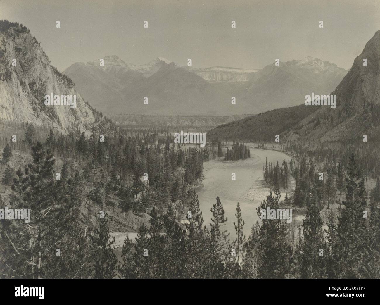 Vista della Bow Valley in Alberta, Canada, Bow Valley dal Banff Springs Hotel sulla Canadian Pacific Railway (titolo sull'oggetto), fotografia, William McFarlane Notman, (menzionato sull'oggetto), Alberta, 1903, carta baryta, stampa in argento gelatina, altezza, 178 mm x larghezza, 227 mm, altezza, 259 mm x larghezza, 331 mm Foto Stock