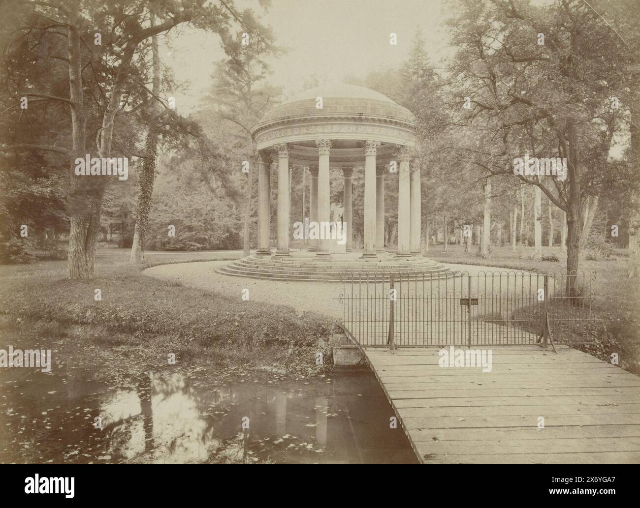 Tempio dell'amore vicino al piccolo Trianon nei giardini di Versailles, Trianon - le Temple de l'Amour (titolo sull'oggetto), fotografia, X fot., (menzionato sull'oggetto), Versailles, 1887 - 1900, carta, stampa albume, altezza, 207 mm x larghezza, 278 mm, altezza, 305 mm x larghezza, 404 mm Foto Stock