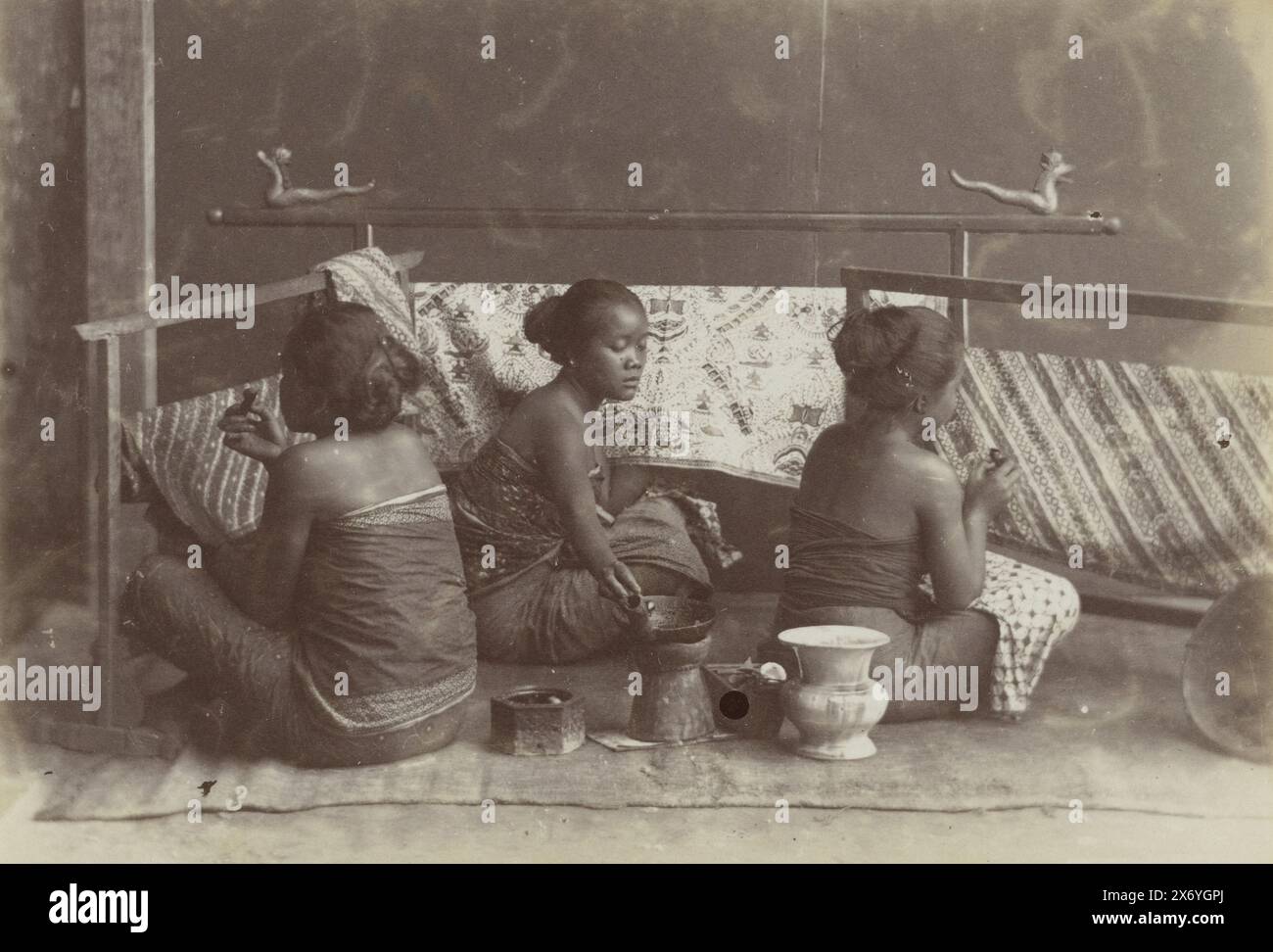 Tessuto batik femminile su Java, tipi di Java (titolo della collana su oggetto), fotografia, anonimo, Java, 1870 - 1890, carta, stampa albume, altezza, 96 mm x larghezza, 137 mm Foto Stock