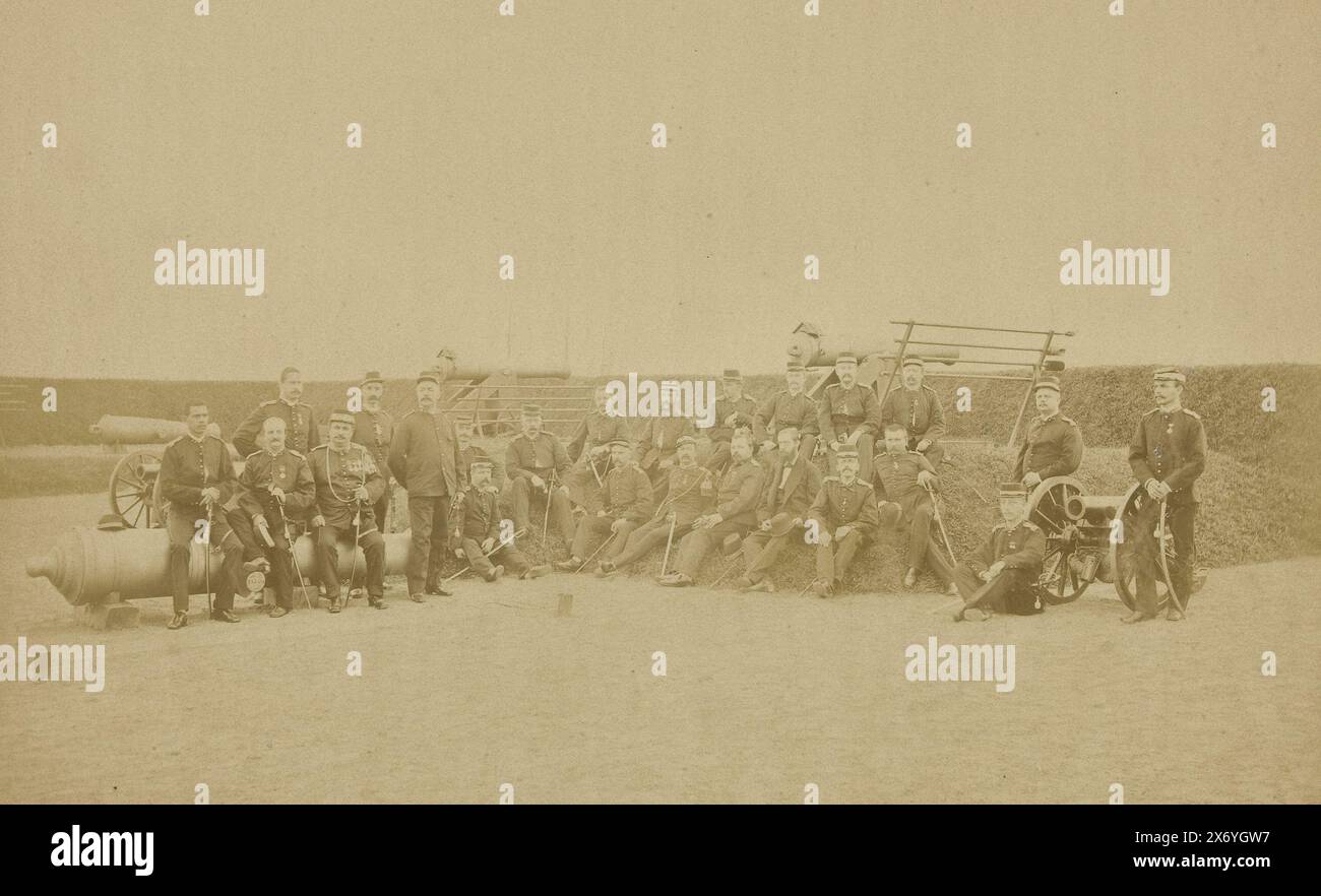 Ritratto di gruppo di ufficiali sconosciuti della KNIL ad Ambon, fotografia, anonimo, Ambon, 1880, carta, stampa albume, altezza, 187 mm x larghezza, 243 mm, altezza, 313 mm x larghezza, 370 mm Foto Stock