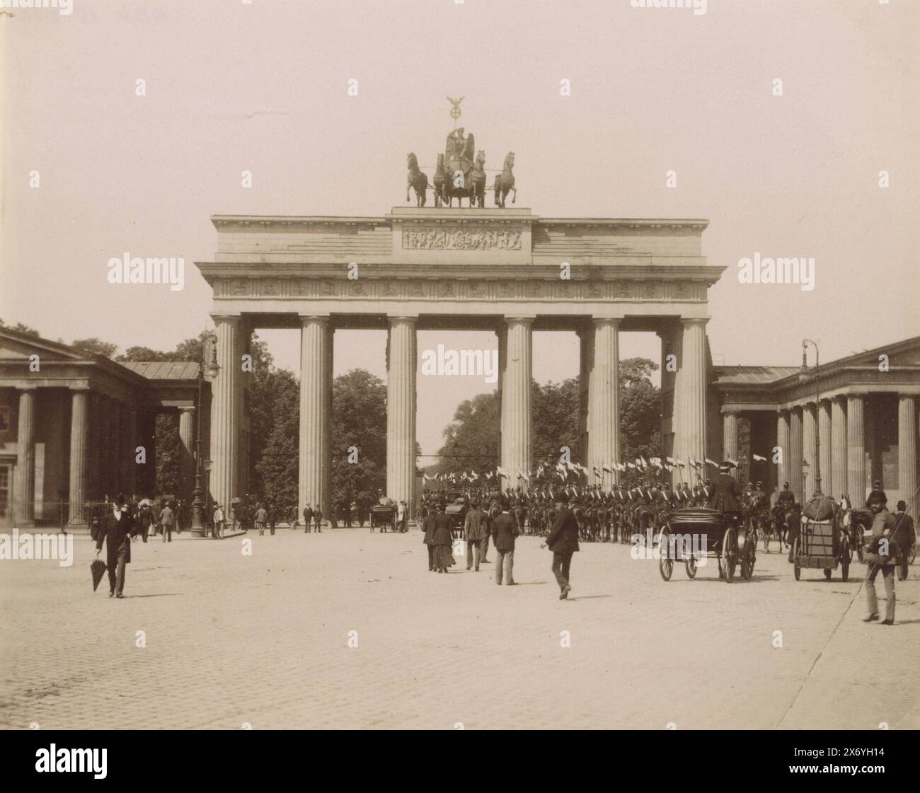 Parata militare alla porta di Brandeburgo a Berlino, Das Brandenburger Thor (titolo sull'oggetto), fotografia, Friedrich Albert Schwartz, (menzionato sull'oggetto), Berlino, 1860 - 1890, carta, stampa albume, altezza, 166 mm x larghezza, 204 mm Foto Stock