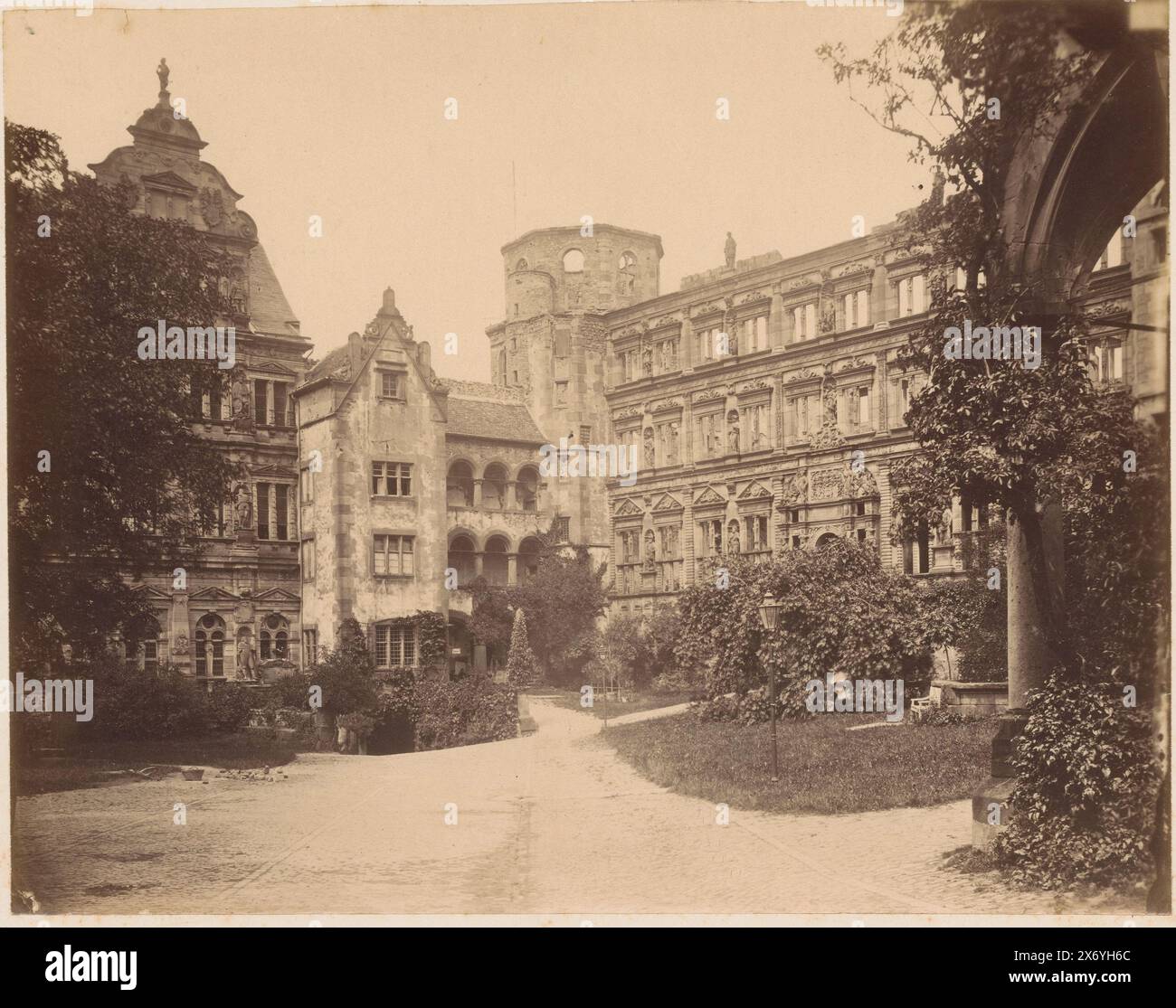 Schloss Heidelberg, fotografia, anonimo, Heidelberg, 1883 - 1900, carta, stampa albume, altezza, 224 mm x larghezza, 288 mm, altezza, 324 mm x larghezza, 388 mm Foto Stock