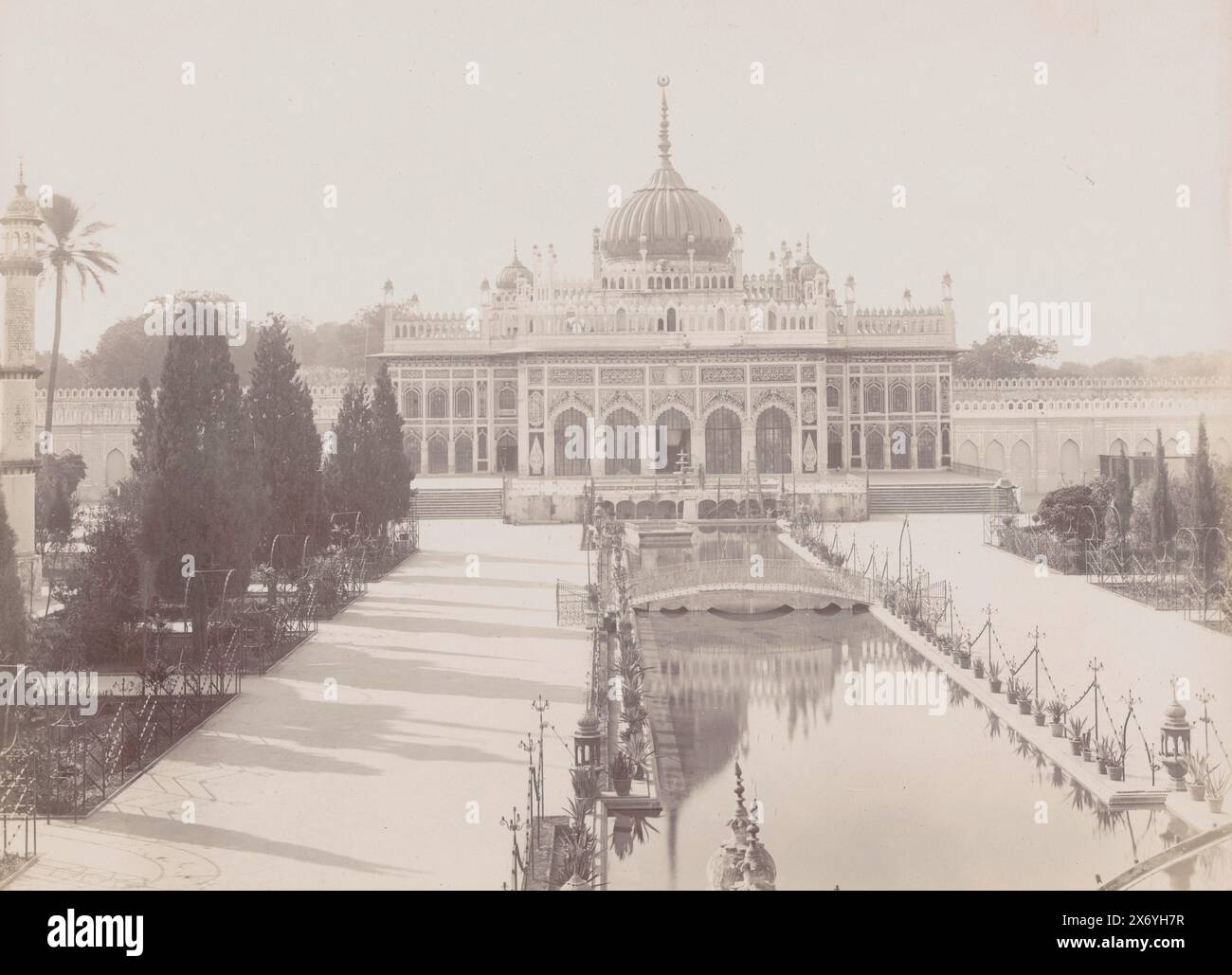 Chota Imambara at Lucknow, Uttar Pradesh, India, fotografia, anonimo, Lucknow, 1890 - 1920, carta baryta, altezza, 213 mm x larghezza, 288 mm Foto Stock