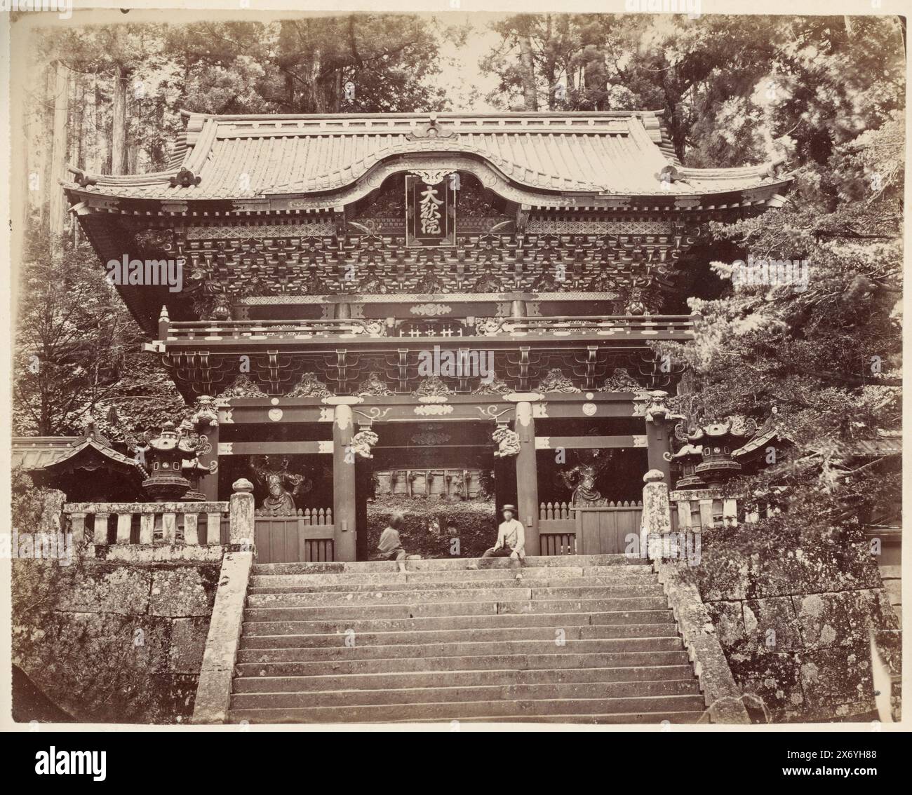 Vista del Taiyū-in Reibyō Nitemmon sul complesso del tempio di Nikko, Giappone, Tempelbaüchen in Nikko (titolo sull'oggetto), Giappone 1884 (titolo della serie sull'oggetto), fotografia, anonimo, Nikkō Tōshō-gū, 1884, cartone, stampa albume, altezza, 295 mm x larghezza, 318 mm Foto Stock