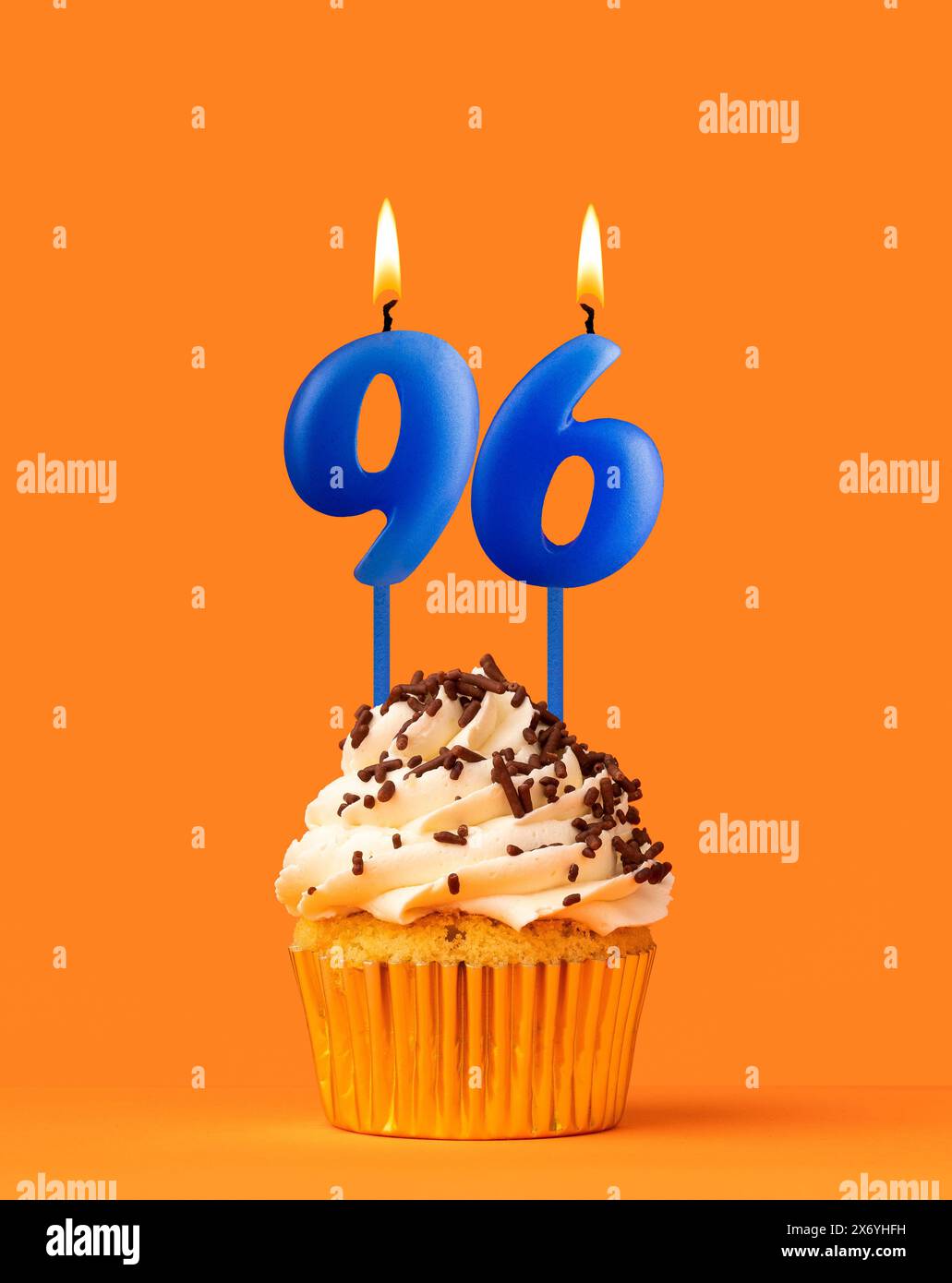 Candela di compleanno blu e cupcake - numero 96 Foto Stock