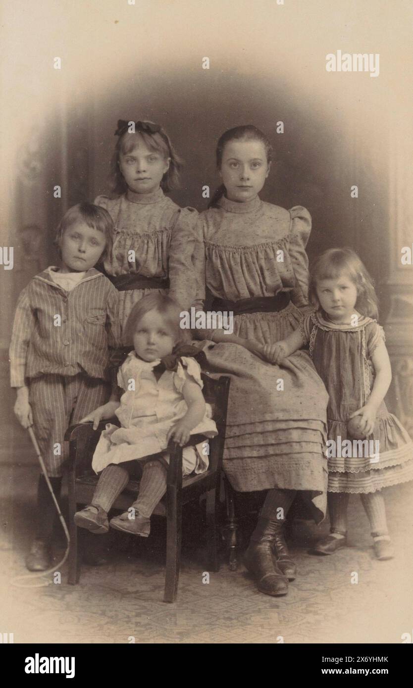 Ritratto di gruppo di cinque bambini sconosciuti, fotografia di armadietto, A. Hoegg, (menzionato sull'oggetto), Dresda, c. 1880 - c. 1900, cartone, stampa albume, altezza, 154 mm x larghezza, 98 mm Foto Stock