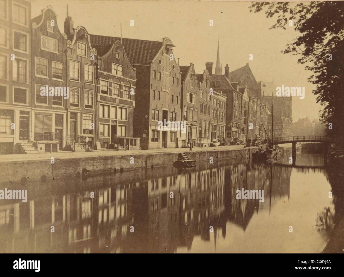 Vista del Nieuwezijds Voorburgwal di Amsterdam, fotografia, anonima, 1855 - 1884, supporto fotografico, stampa albume, altezza, 106 mm x larghezza, 165 mm Foto Stock