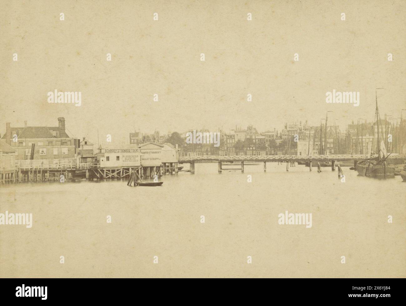 Vista del Nieuwe Stadsherberg e dell'IJ di Amsterdam, Amsterdam (titolo della collana sull'oggetto), fotografia di gabinetto, anonimo, editore: Andries Jager, (menzionato sull'oggetto), Amsterdam, 1860 - 1876, cartone, stampa albume, altezza, 109 mm x larghezza, 168 mm Foto Stock