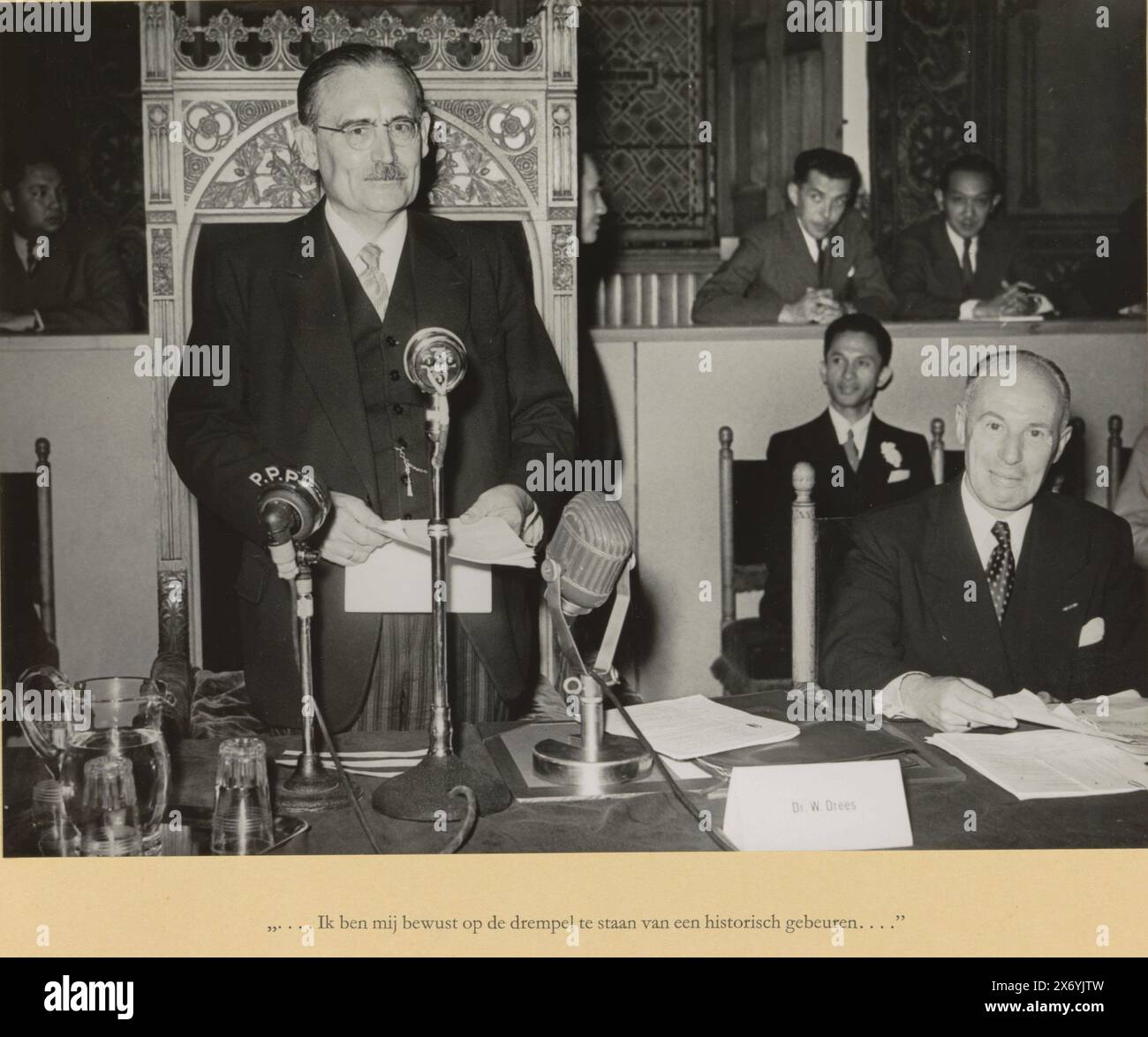 .... Sono consapevole di essere alla soglia di un evento storico del .... (Titolo in oggetto), il primo ministro Willem Drees si rivolge ai presenti alla sessione di apertura della conferenza tenutasi il 23 agosto a Ridderzaal. Foto nell'album fotografico con 37 foto della tavola rotonda tenutasi tra il 23 agosto e il 2 novembre 1949 a l'Aia tra i rappresentanti dei Paesi Bassi, della Repubblica di Indonesia e della riunione di consultazione federale. La copia presentata al primo ministro Willem Drees, fotografia, Regeringsvoorlichtingsdienst, l'Aia, 23 agosto 1949, carta, stampa in argento gelatina Foto Stock