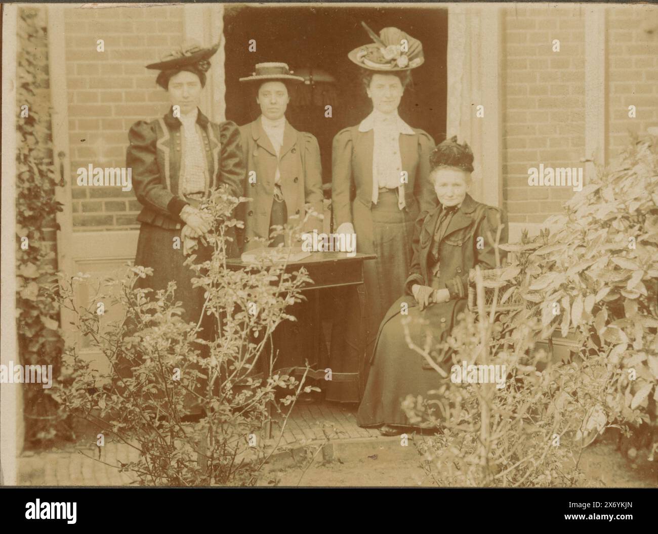 Ritratto di gruppo di quattro donne sconosciute in un giardino, fotografia, anonimo, Paesi Bassi, c. 1895 - c. 1905, carta baryta, altezza, 147 mm x larghezza, 178 mm Foto Stock