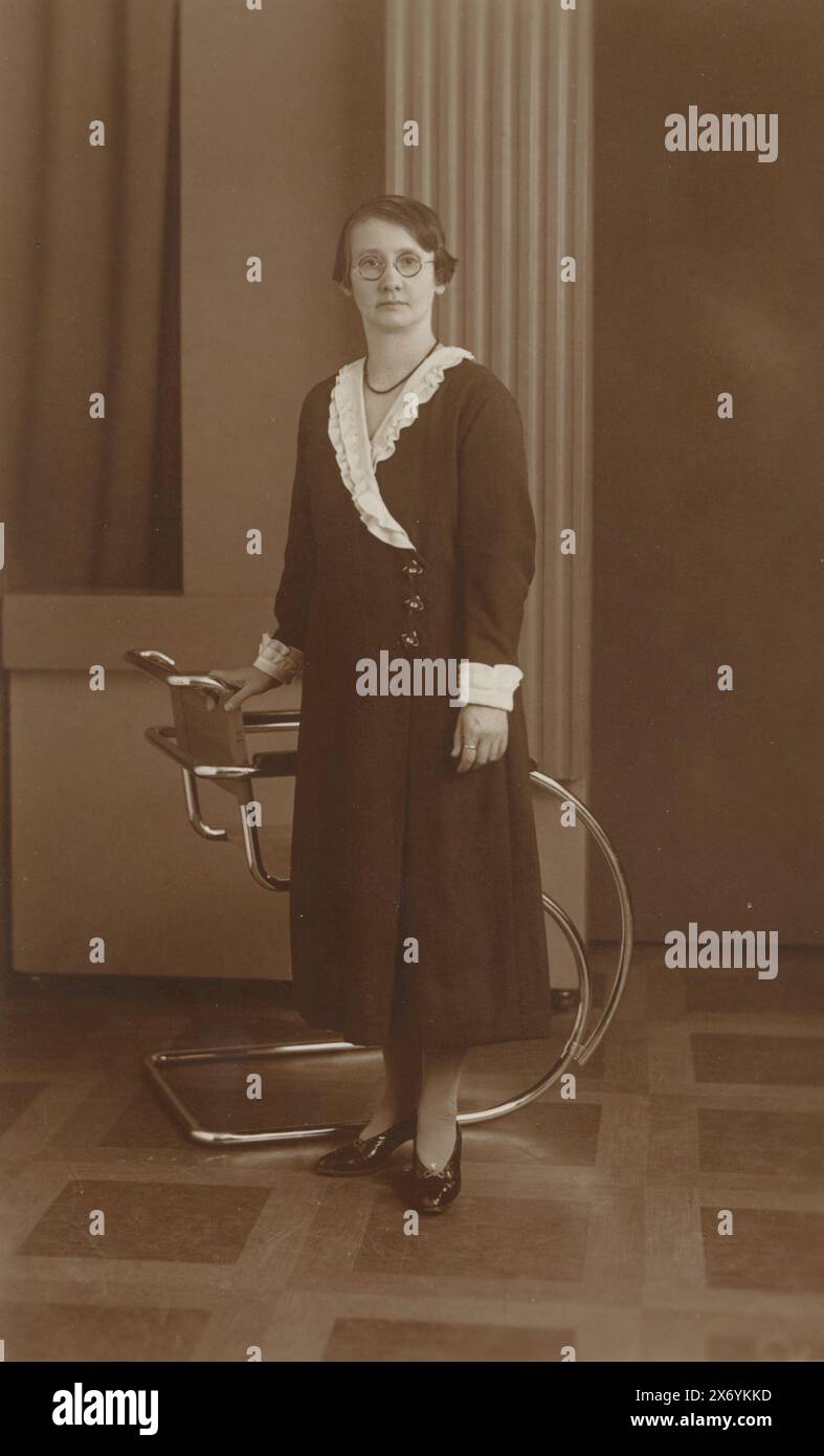 Ritratto in studio di una donna sconosciuta di fronte a una sedia tubolare in acciaio, fotografia, Steenmeijer, (menzionata sull'oggetto), Groninga, in o dopo il 1927, supporto fotografico, stampa in argento gelatina, altezza, 137 mm x larghezza, 86 mm Foto Stock