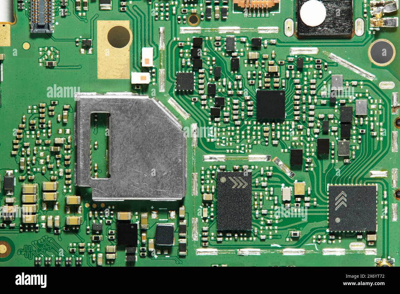 una scheda a circuito stampato verde piena di componenti saldati Foto Stock