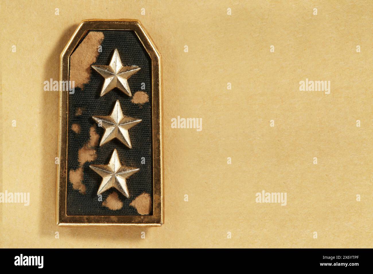 una spilla a tre stelle come segno di rango nell'esercito che è malandata e non ben tenuta Foto Stock