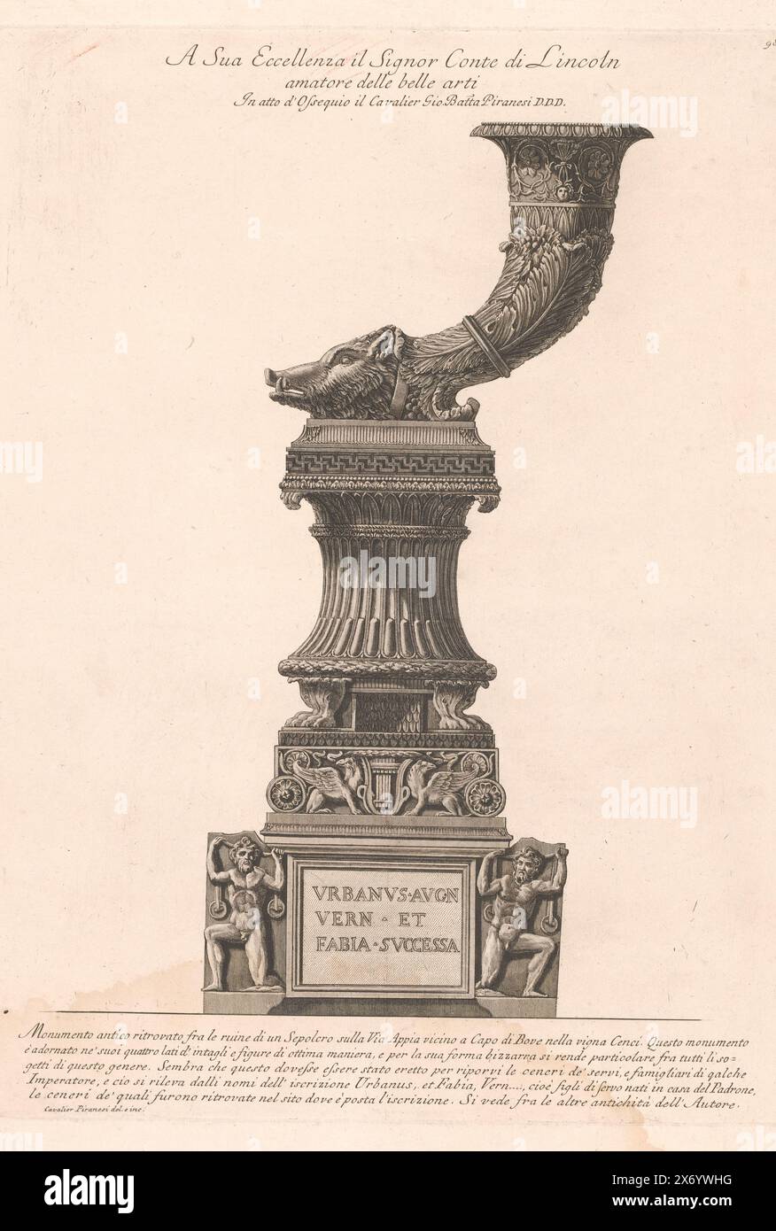 Monumento funebre con un rhyton, vasi, candelabri, lapidi, sarcofagi, treppiedi, lampade e ornamenti progettati e incisi da Giovanni Battista Piranesi (titolo della collana), vasi, candelabri, cippi, sarcofagi, tripodi, lucerna, ed ornamenti antichi disegn. ed incisi dal cav. Gio. Batta Piranesi (titolo della serie), Un monumento funerario con un rhyton con la testa di cinghiale. Assegnazione rispetto alle prestazioni. Testo a margine inferiore., stampa, tipografo: Giovanni Battista Piranesi, (menzionato sull'oggetto), su disegno di Giovanni Battista Piranesi, (menzionato sull'oggetto), Giovanni Battista Piranesi Foto Stock