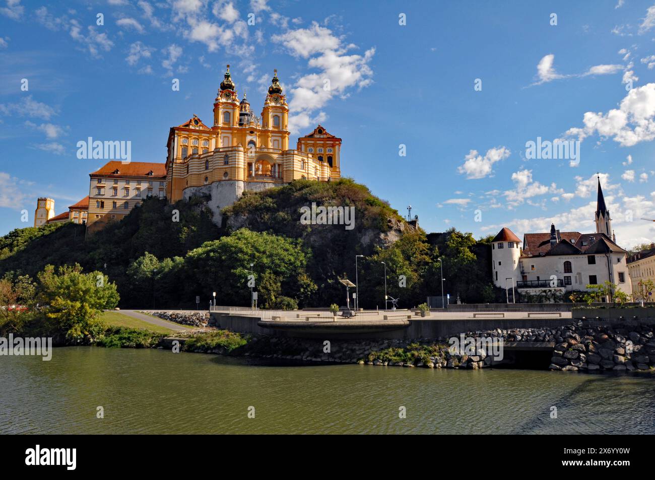 La storica Abbazia di Melk, un punto di riferimento della valle di Wachau e popolare attrazione turistica, si trova su un affioramento sopra il fiume Danubio e la città di Melk, Austria. Foto Stock