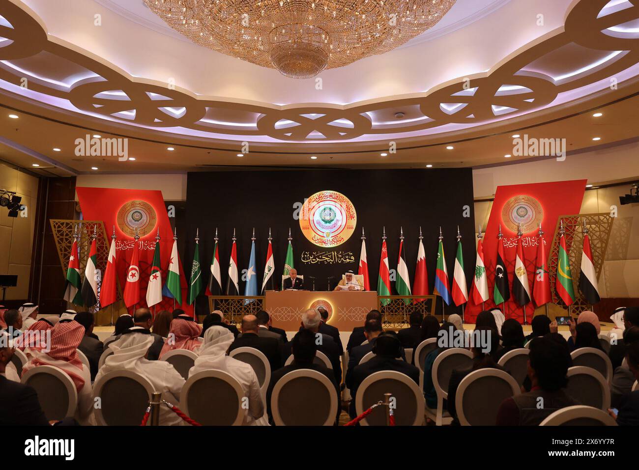 Manama. 16 maggio 2024. Questa foto scattata il 16 maggio 2024 mostra la conferenza stampa dopo la conclusione del 33° vertice della Lega Araba tenutosi a Manama, Bahrain. Giovedì la Lega araba ha chiesto lo spiegamento delle forze di pace delle Nazioni Unite nei territori palestinesi occupati fino all'attuazione della soluzione dei due Stati. Crediti: Wang Haizhou/Xinhua/Alamy Live News Foto Stock