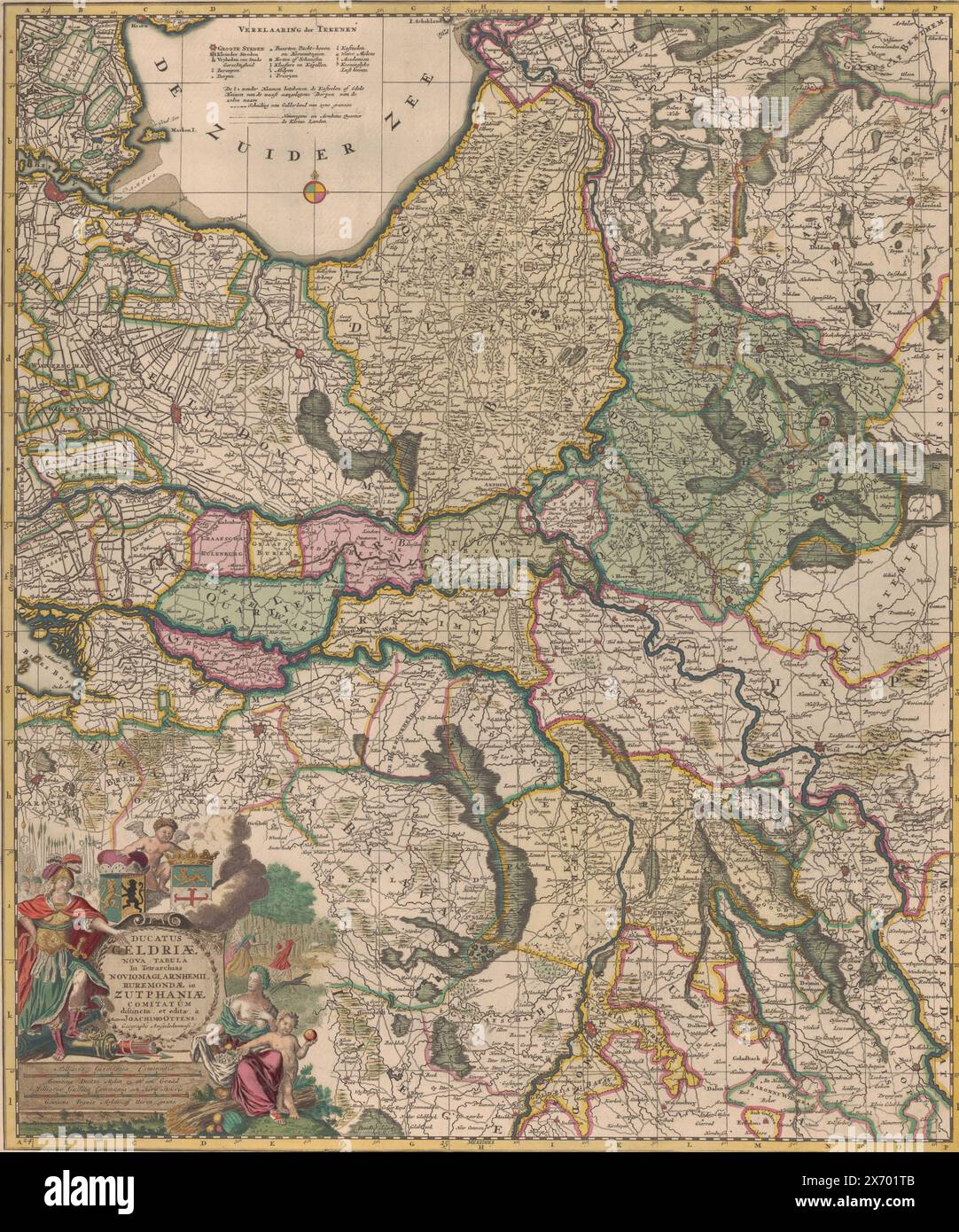 Mappa di Gheldriae, Ducatus Geldriae novus tabula in tetrarchias Noviomagi (...) (titolo originale), in basso a sinistra il titolo cartouche e due bastoncini in scala: 4 comune tedesco Mylen 15 in un grado, 5 comune francese Mylen of Hours. Sopra il cartiglio lo stemma di Gelre e la città di Zutphen. Intorno alle figure del cartiglio e a una scena di caccia. In alto a sinistra una leggenda. La mappa ha una griglia di ricerca e una distribuzione di gradi lungo i bordi., stampa, stampatore: Abraham Allard, (menzionato sull'oggetto), editore: Joachim Ottens, (menzionato sull'oggetto), editore: Weduwe Joachim Ottens, (possibilmente), Amsterdam Foto Stock