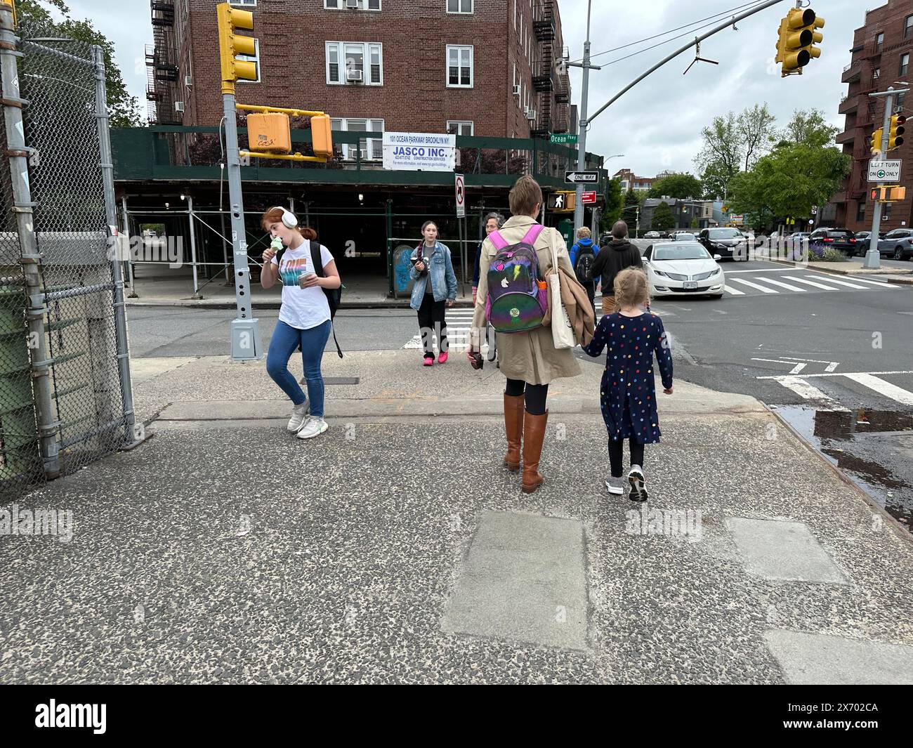 I bambini tornano a casa da scuola nella sezione Kensington di Brooklyn, NY. Foto Stock
