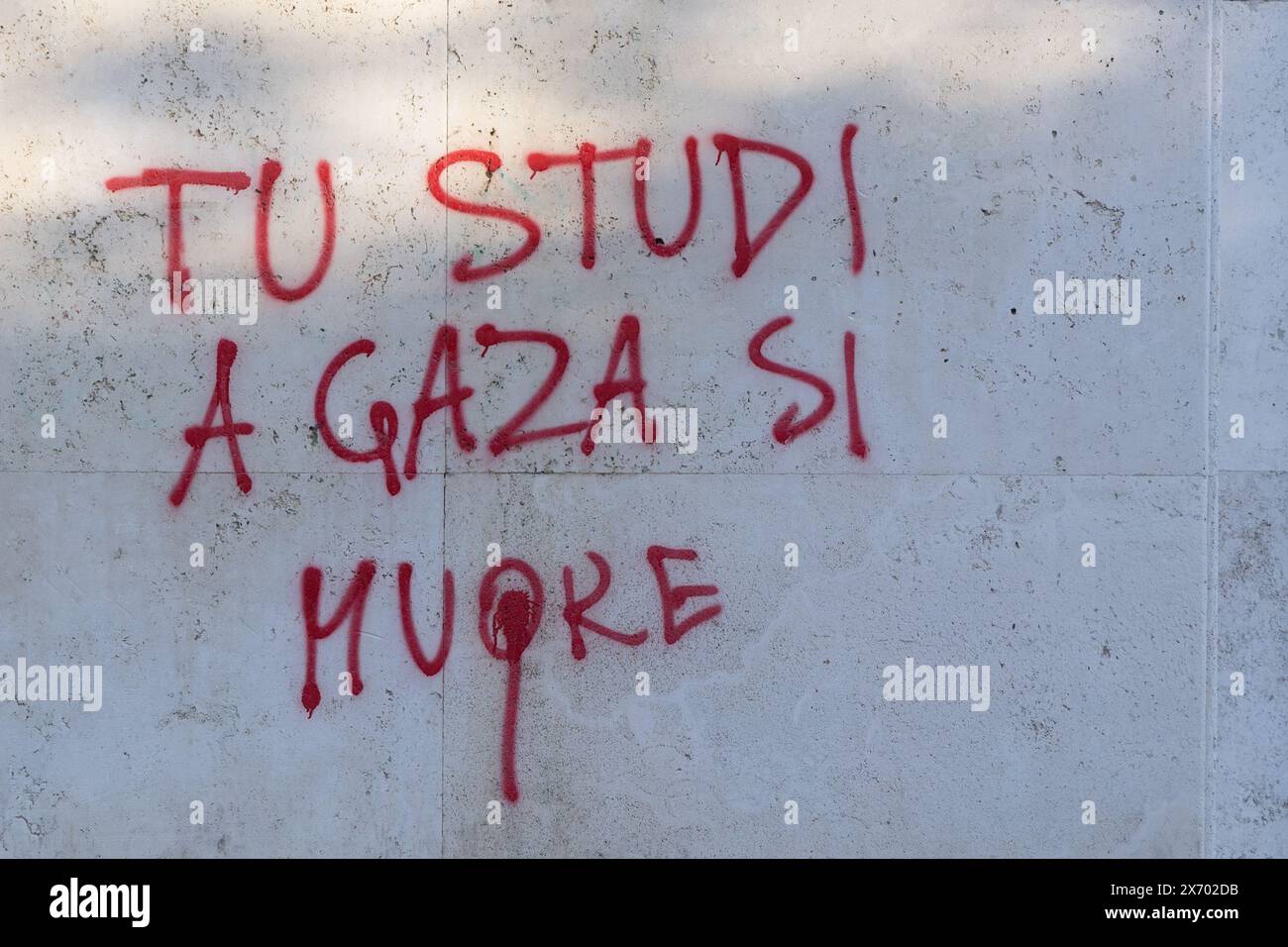 Roma, Italia. 16 maggio 2024. Scritto in solidarietà con il popolo palestinese di Gaza sulle pareti degli edifici dell'Università la Sapienza di Roma (foto di Matteo Nardone/Pacific Press/Sipa USA) Credit: SIPA USA/Alamy Live News Foto Stock