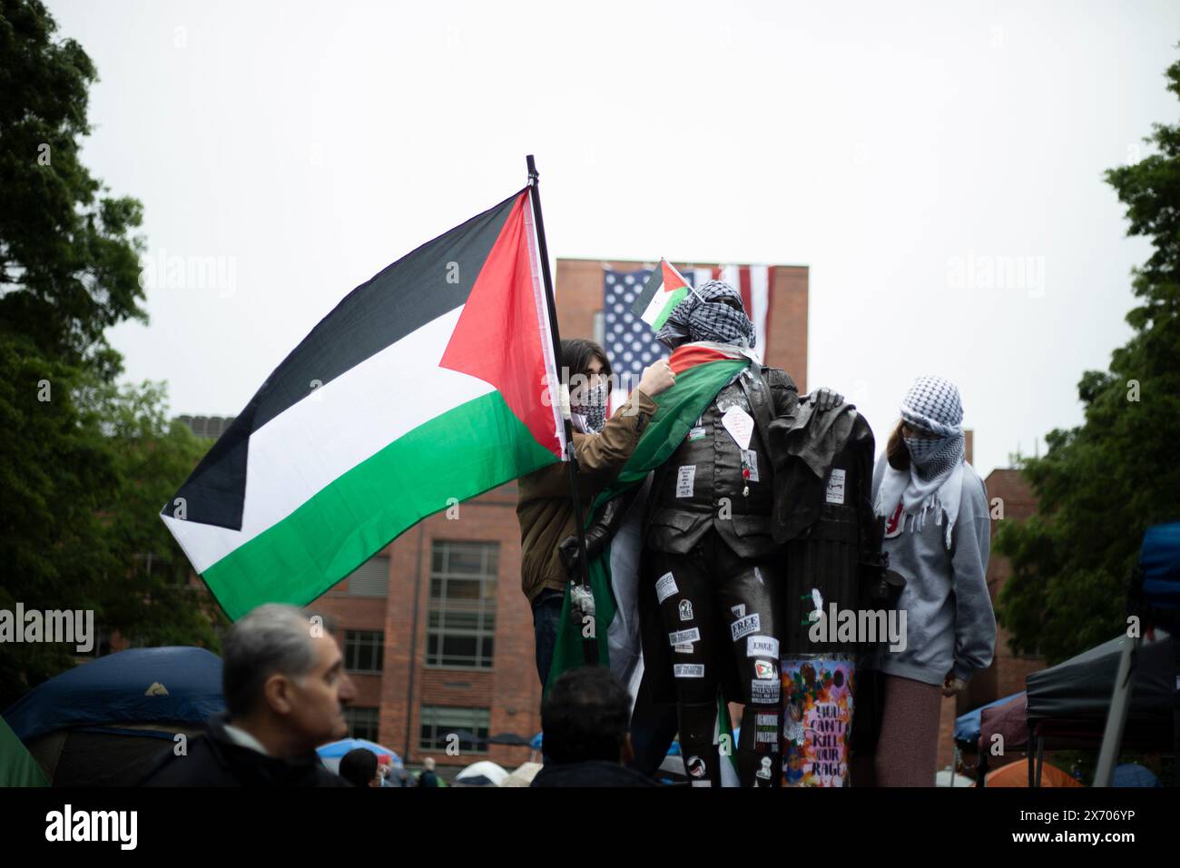 GWU, DC, USA - 4 maggio 2024: I manifestanti pro-Palestina hanno deturpato la statua di George Washington alla George Washington University, DC Foto Stock