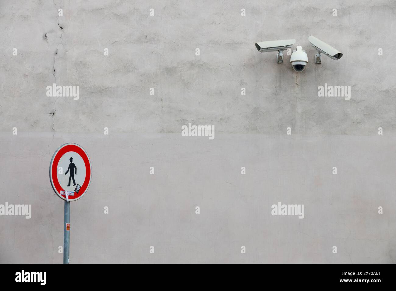 Telecamere a circuito chiuso di sicurezza che guardano lo spazio pubblico, telecamera di sorveglianza monitoraggio nessun segnale stradale di ingresso Foto Stock