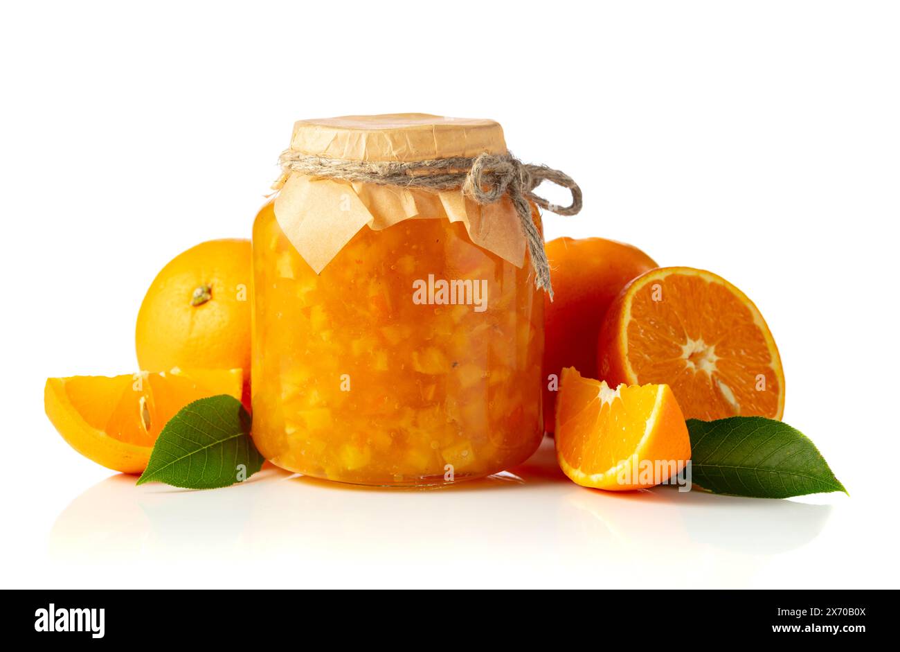 Marmellata d'arancia nel vaso di vetro e frutta fresca isolata su sfondo bianco. Foto Stock
