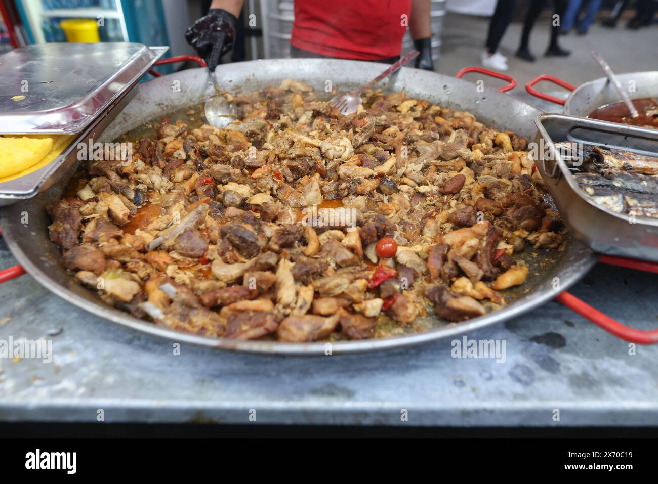 Stufato di carne tradizionale rumeno cucinato in una padella enorme durante un festival gastronomico all'aperto Foto Stock