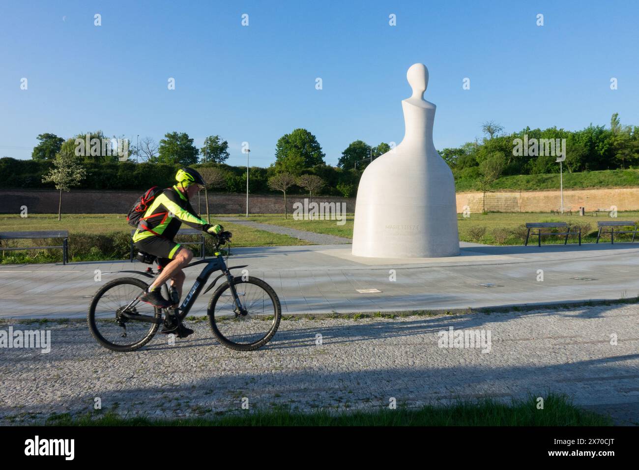 Praga Park of Queen Maria Theresa Man Riding Bicycle District Hradcany Foto Stock