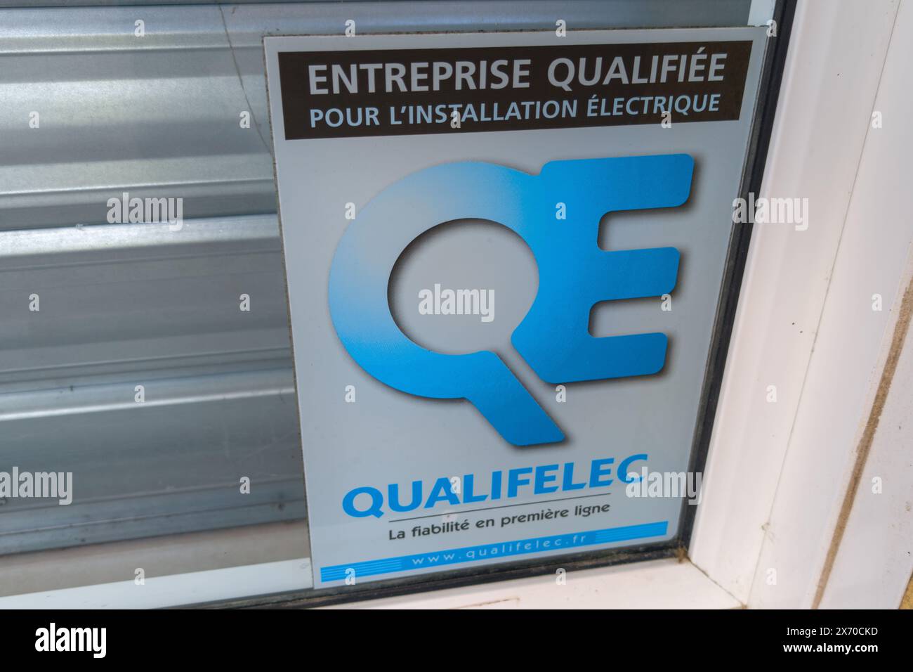 Bordeaux , Francia - 05 15 2024 : certificazione Qualifelec azienda francese qualificata per l'etichetta degli impianti elettrici e logo del marchio testo electri Foto Stock