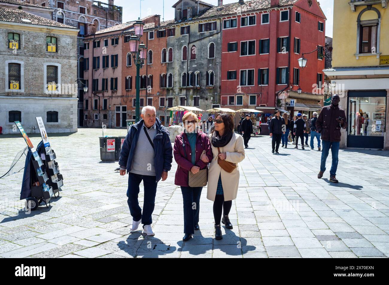 26 aprile 2024 Venezia Italia: Turisti anziani in visita alla città di Venezia Foto Stock