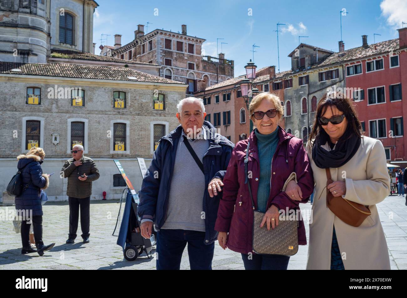 26 aprile 2024 Venezia Italia: Turisti anziani in visita alla città di Venezia Foto Stock