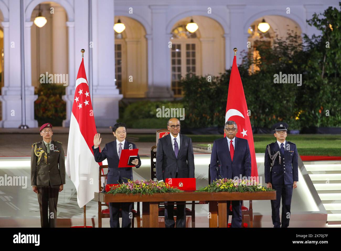 (240517) -- PECHINO, 17 maggio 2024 (Xinhua) -- Lawrence Wong (2° L) presta giuramento durante una cerimonia di giuramento tenutasi all'Istana di Singapore il 15 maggio 2024. Lawrence Wong ha prestato giuramento come quarto primo ministro di Singapore all'Istana, il palazzo presidenziale del paese, mercoledì. (Ministero delle comunicazioni e dell'informazione di Singapore/Handout via Xinhua) Foto Stock