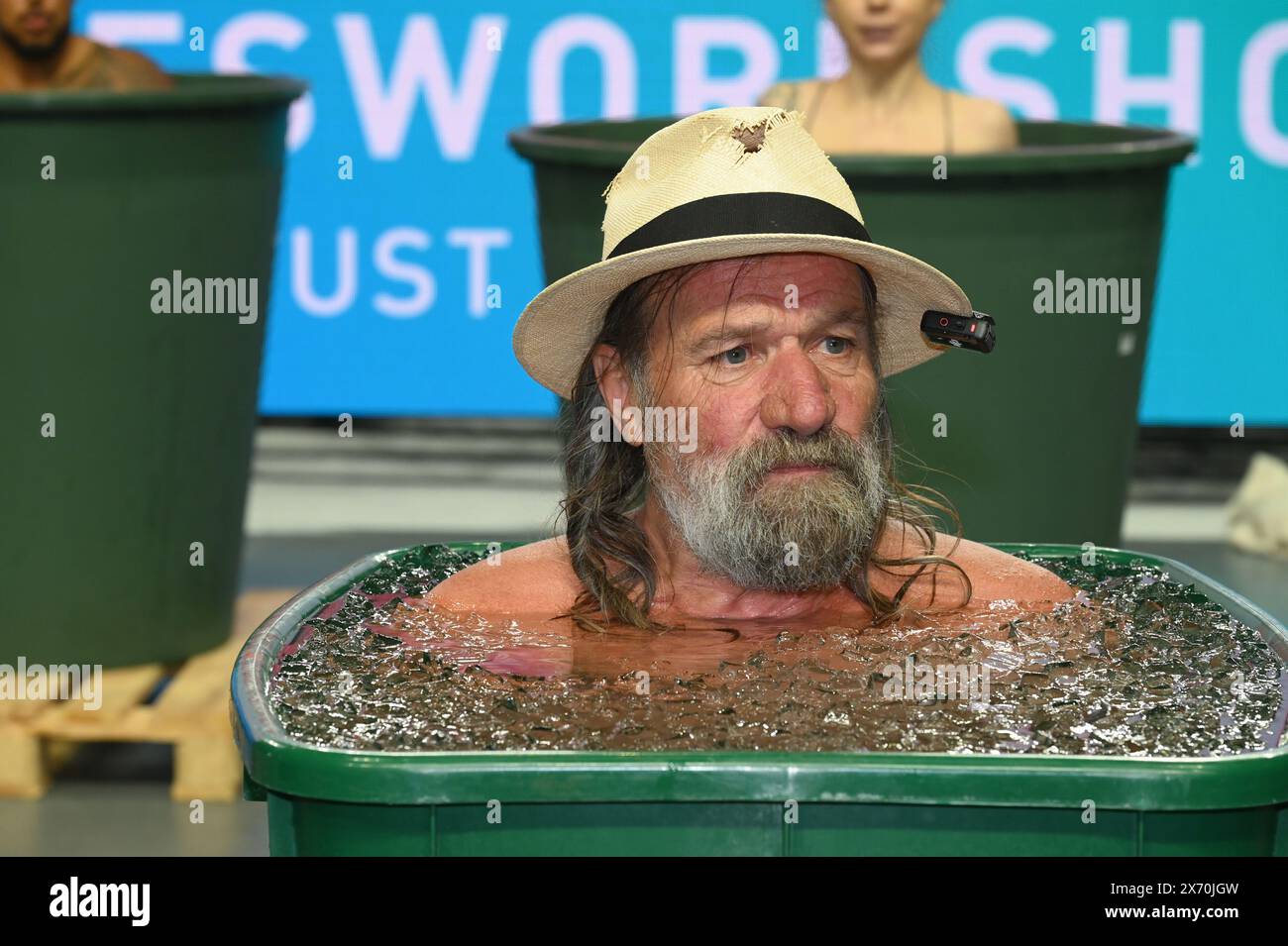 Colonia, Germania. 16 maggio 2024. L'atleta estremo e allenatore motivazionale Wim Hof, noto anche come l'uomo d'ghiaccio, alla conferenza stampa per il workshop di un giorno sul ghiaccio, il metodo Wim Hof, che si svolgerà il 3 agosto 2024 nella LanxessArena. Crediti: Horst Galuschka/dpa/Alamy Live News Foto Stock