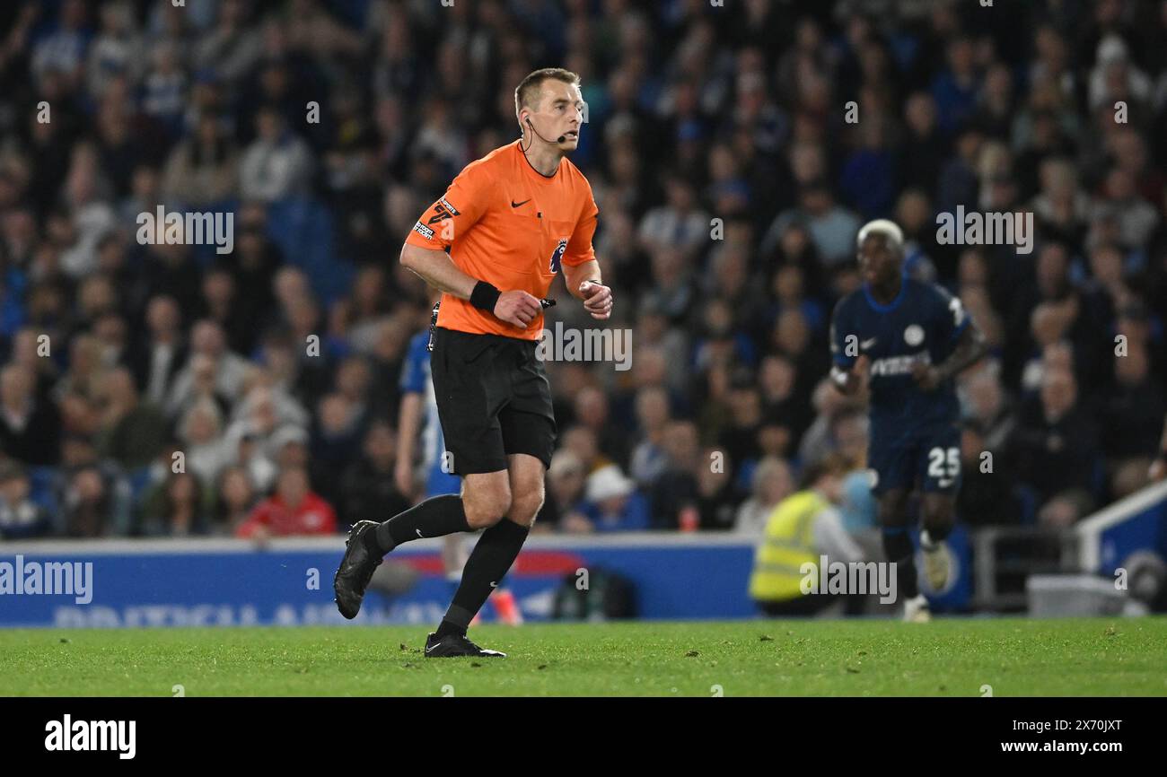 L'arbitro Michael Salisbury durante la partita di Premier League tra Brighton e Hove Albion e Chelsea all'American Express Stadium di Brighton, Regno Unito - 15 maggio 2024 foto Simon Dack / Telephoto Images. Solo per uso editoriale. Niente merchandising. Per le immagini di calcio si applicano restrizioni fa e Premier League inc. Non è consentito l'utilizzo di Internet/dispositivi mobili senza licenza FAPL. Per ulteriori dettagli, contattare Football Dataco Foto Stock