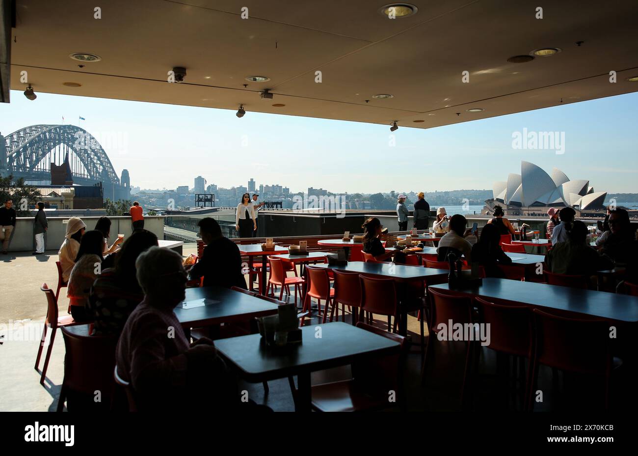 Sydney, Australia. 17 maggio 2024. Le persone cenano in un caffè all'interno del Museum of Contemporary Art Australia (MCA) a Sydney, Australia, 17 maggio 2024. Aperto al pubblico nel 1991, l'MCA intende essere la piattaforma per l'arte e le idee contemporanee in Australia e nel mondo. Credito: Ma Ping/Xinhua/Alamy Live News Foto Stock