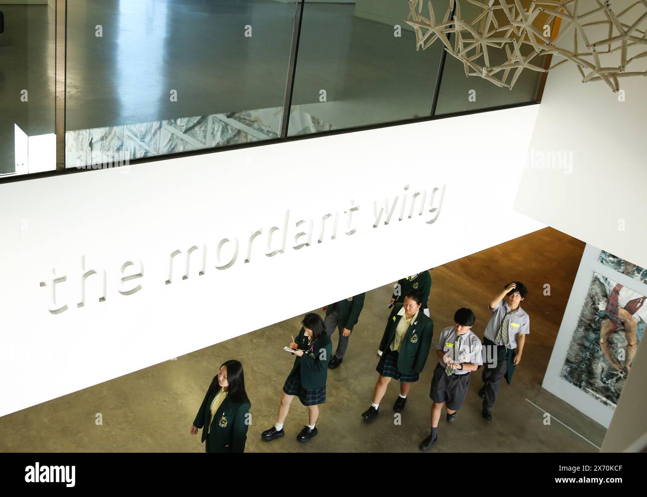 Sydney, Australia. 17 maggio 2024. Gli studenti visitano il Museum of Contemporary Art Australia (MCA) a Sydney, Australia, 17 maggio 2024. Aperto al pubblico nel 1991, l'MCA intende essere la piattaforma per l'arte e le idee contemporanee in Australia e nel mondo. Credito: Ma Ping/Xinhua/Alamy Live News Foto Stock
