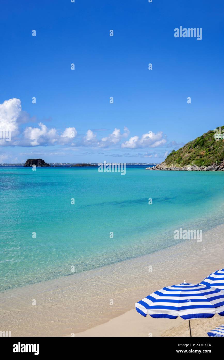 Acque turchesi sulla spiaggia della baia di Grand Case a Saint Martin francese Foto Stock