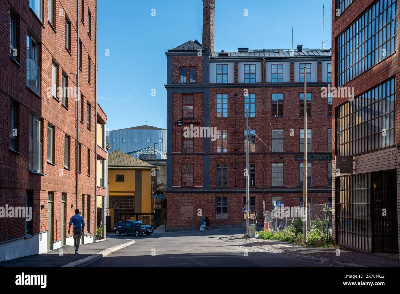 Yllefabriken a Norrköping, in Svezia, è un vecchio stabilimento tessile riqualificato in condomini sul lungomare. Kardan (a sinistra) è un'aggiunta moderna. Foto Stock