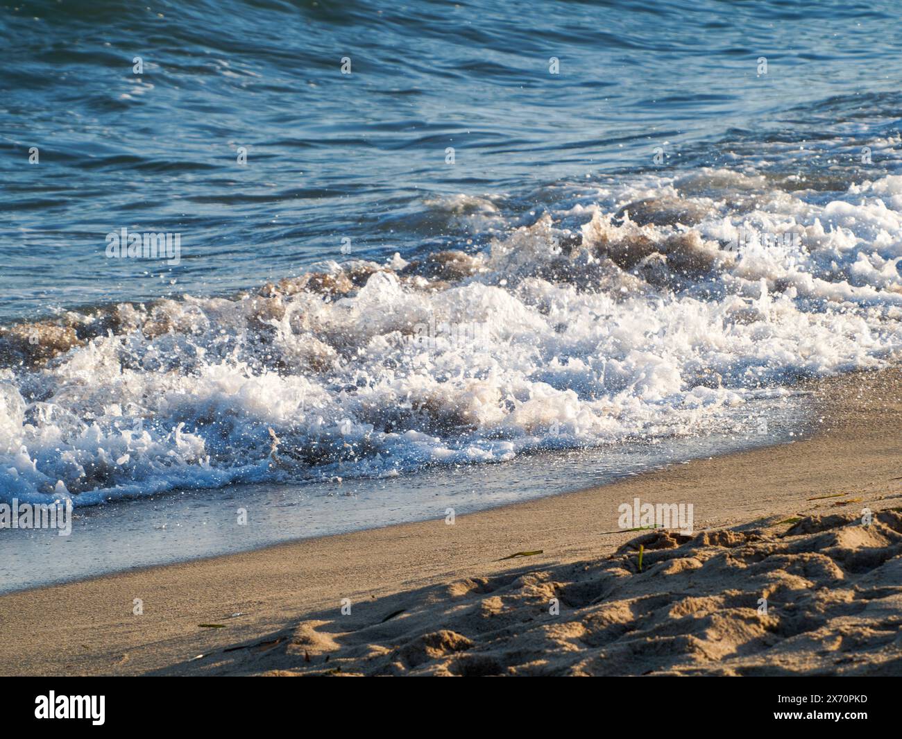 Le belle onde d'acqua curve vengono utilizzate come immagine di sfondo. Onda oceanica. Spettacolare foto di sfondo sulla cima di onde bianche di acqua marina dell'oceano splashin Foto Stock