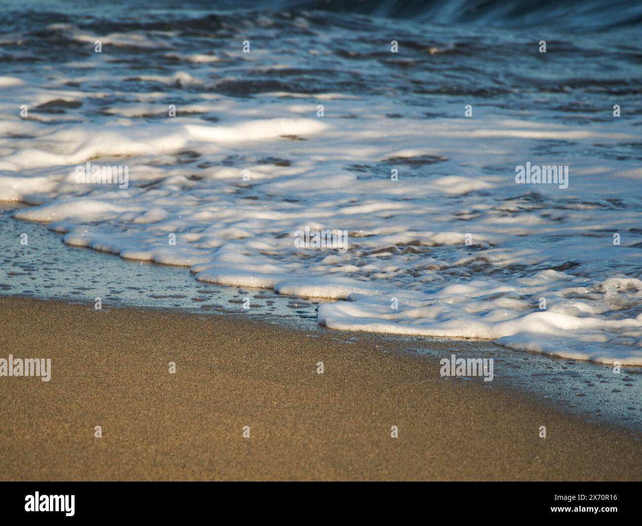 Le belle onde d'acqua curve vengono utilizzate come immagine di sfondo. Onda oceanica. Spettacolare foto di sfondo dall'alto dell'onda bianca dell'acqua marina dell'oceano spla Foto Stock