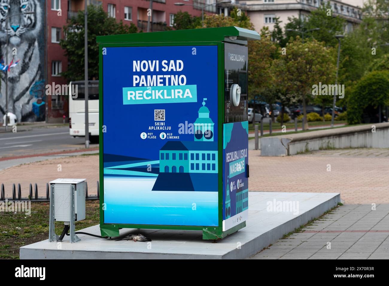 Moderna macchina per il riciclaggio di plastica e alluminio per le strade di Novi Sad in Serbia. Aprile 2024. Foto Stock