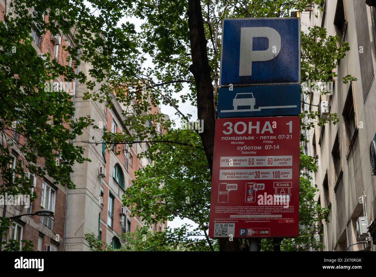 Cartello di parcheggio per le strade di Belgrado, dettagli sulle tariffe, come pagare utilizzando un testo o un'app scritta in serbo. Maggio 2024. Foto Stock